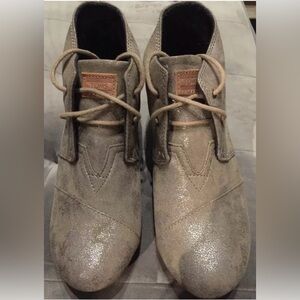 TOMS Women's Shimmer Light BrownSuede Lace Up Desert Wedge Ankle Boots Sz7.5 EUC